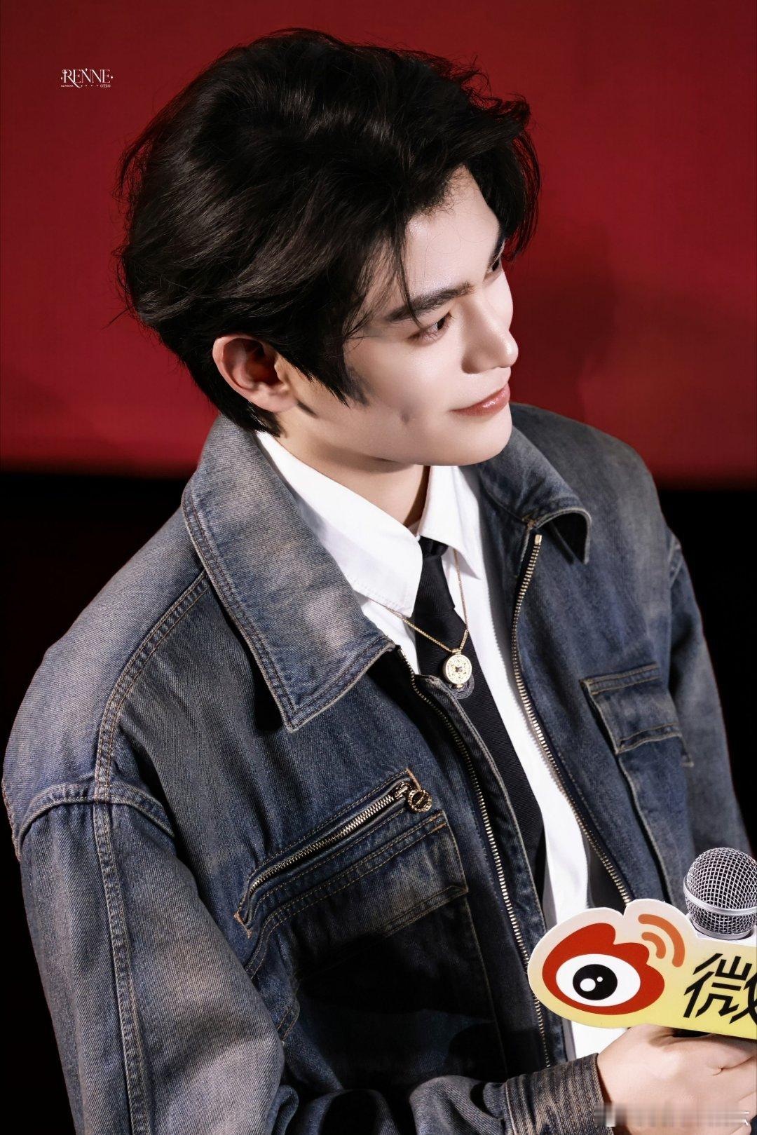 dyx 想把天上的星星✨摘给你，却发现它们早就在你的眼睛里