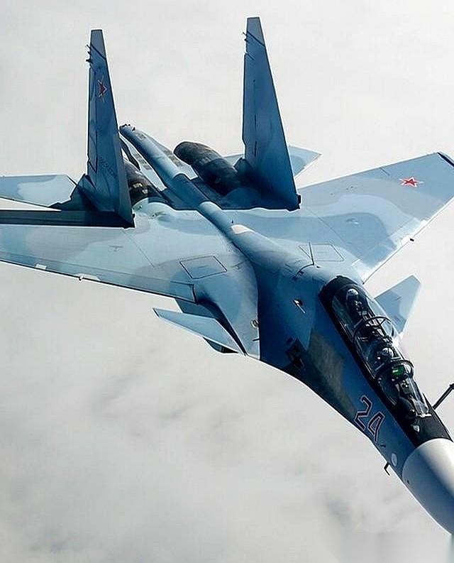 连炸五次！
克里米亚的萨基空军基地，硬生生被乌克兰的小无人机炸成了火海。
机库里