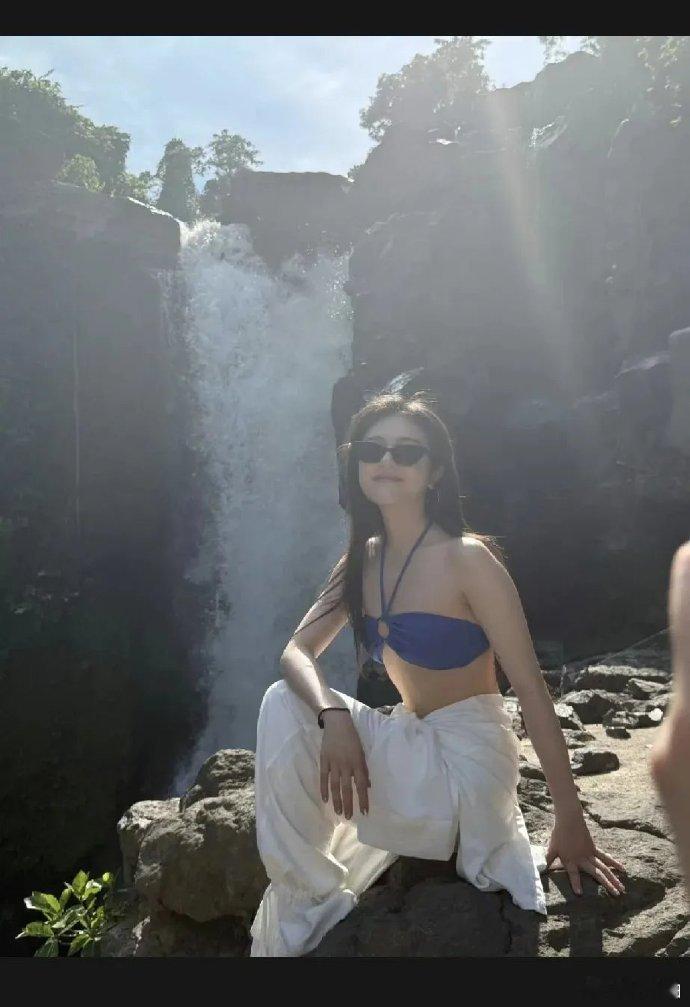李兰迪晒旅游照引猜测，张新成曾发照秒删，二人未官宣，分手传闻扑朔迷离。 ​​​