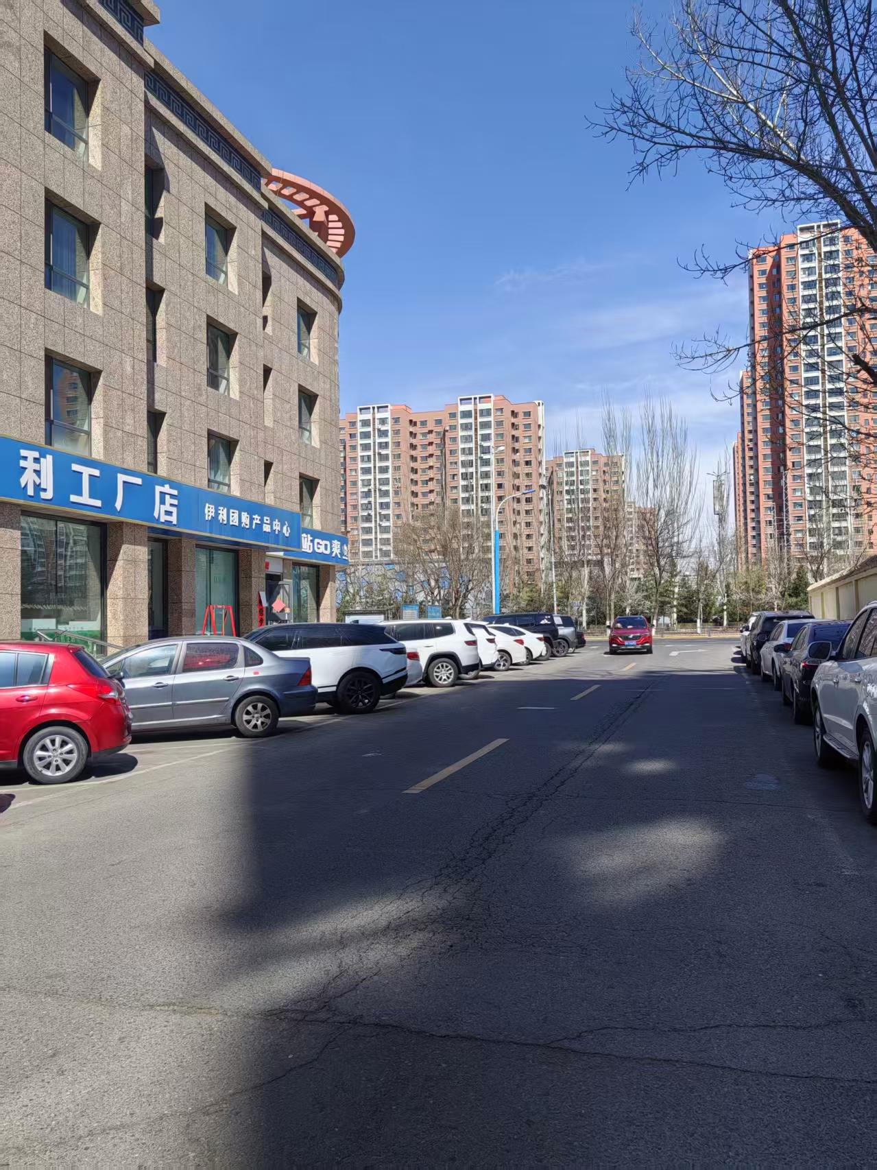 找到了一个公共停车位真的很开心，就像彩票中奖了10元。今天上午，驾车到呼和浩特市