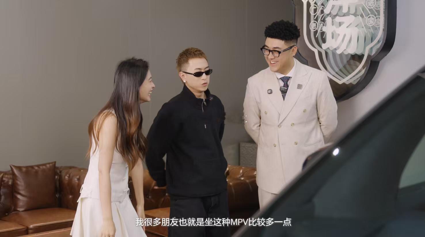秦奋现身提车 见惯海外豪华车型的秦奋选择焕新极氪 009，交付体验直接打出 95