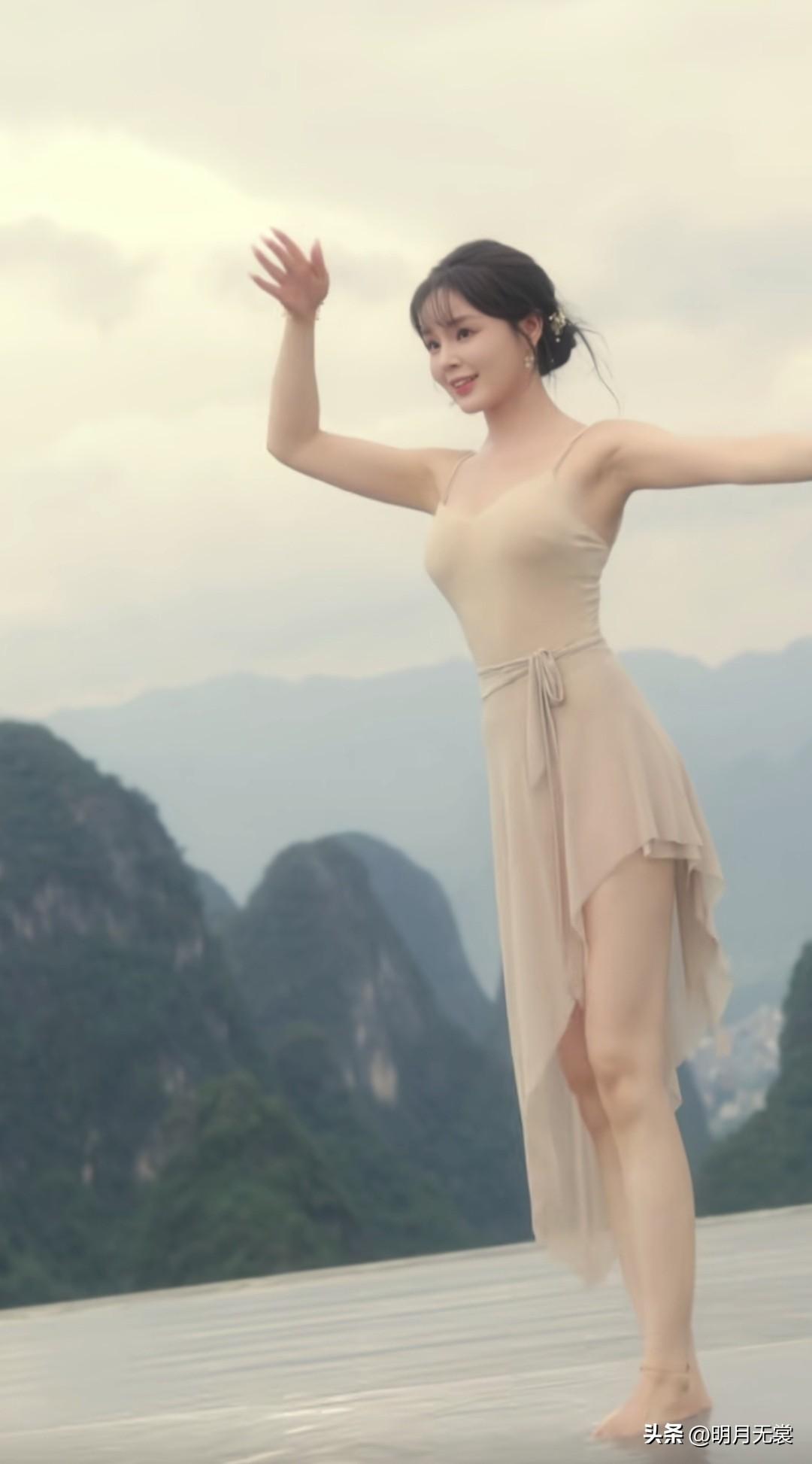 山顶独舞，宛如九天神女降临。