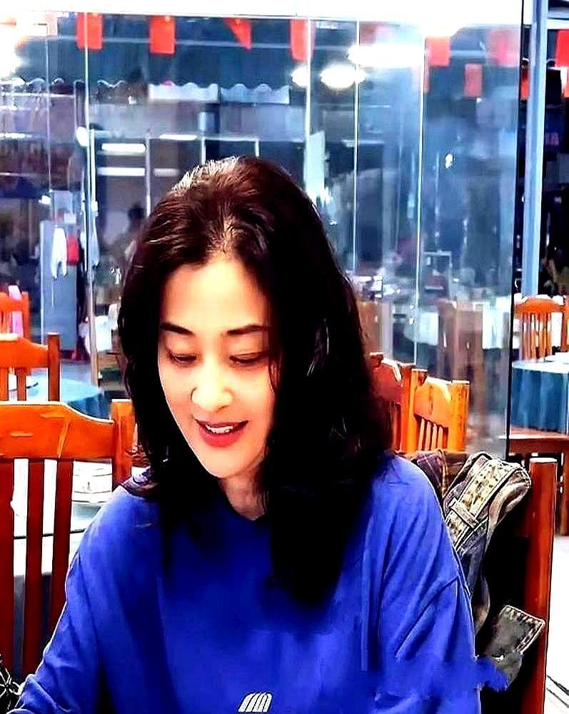 满臂纹身看着凶巴巴的曾剑 把梅婷宠了14年连碗都没让碰过。
 
2026年春节他