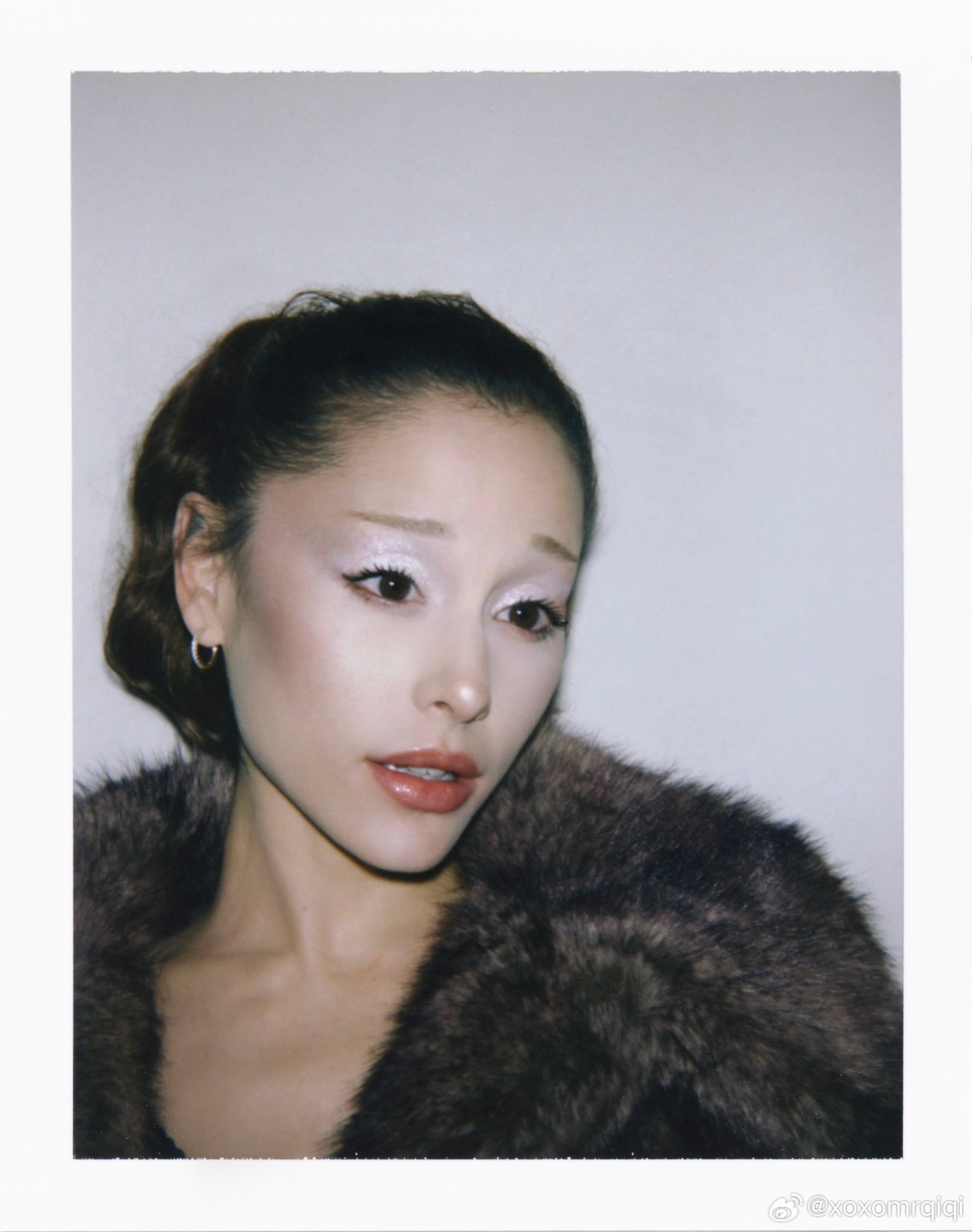 Ariana Grande为个人美妆品牌 R.E.M. Beauty拍摄全新写真