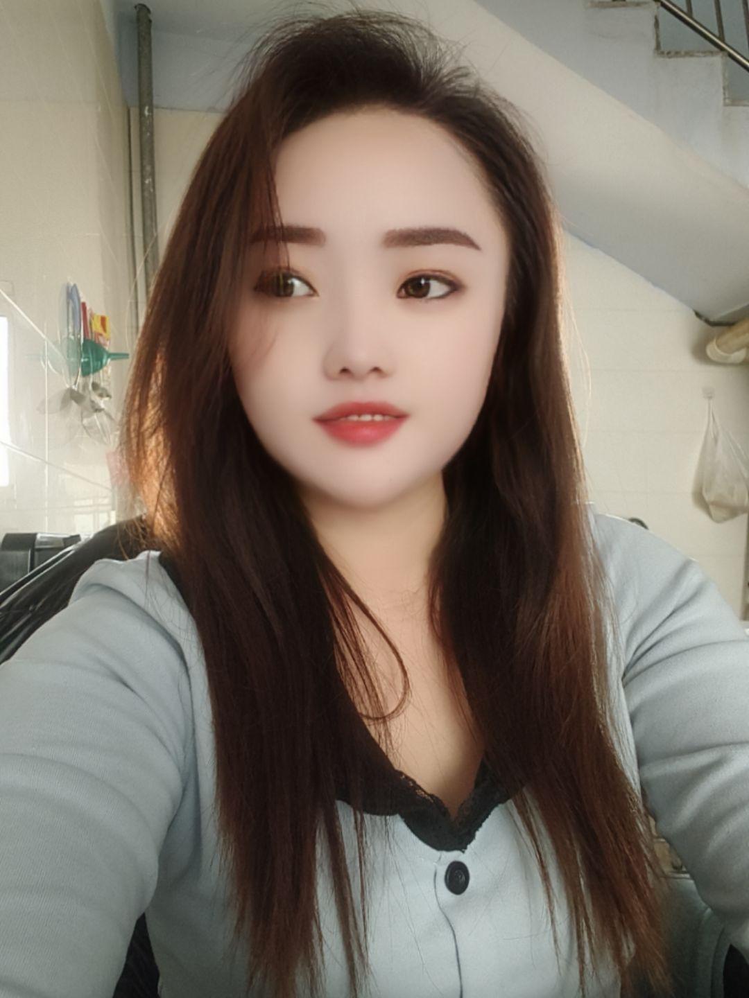 “枕头里藏满了发霉的梦  梦里住满了无法拥抱的人！”