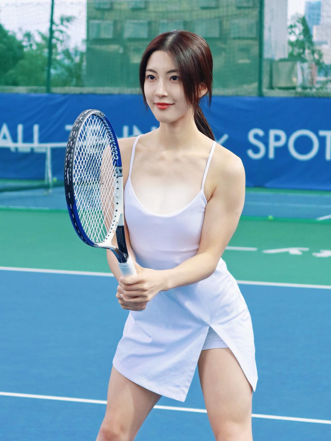没抓住夏天的尾巴 那就顶着秋风打吧！网球运动 运动少女 网球女孩 每日分享