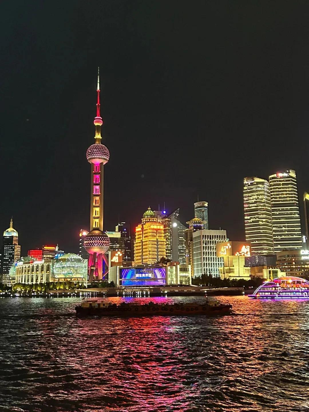 老张的孩子高考将近，却想出国留学。我带2瓶白酒与同学老张，向26年办留学经验的表