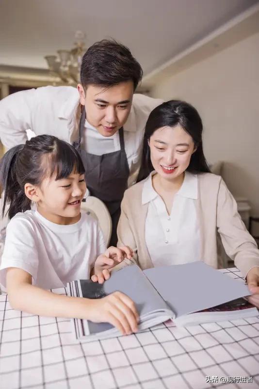 真正的教育不是空洞的说教，而是春风化雨般的言传身教。父母的一举一动都在孩子心中播