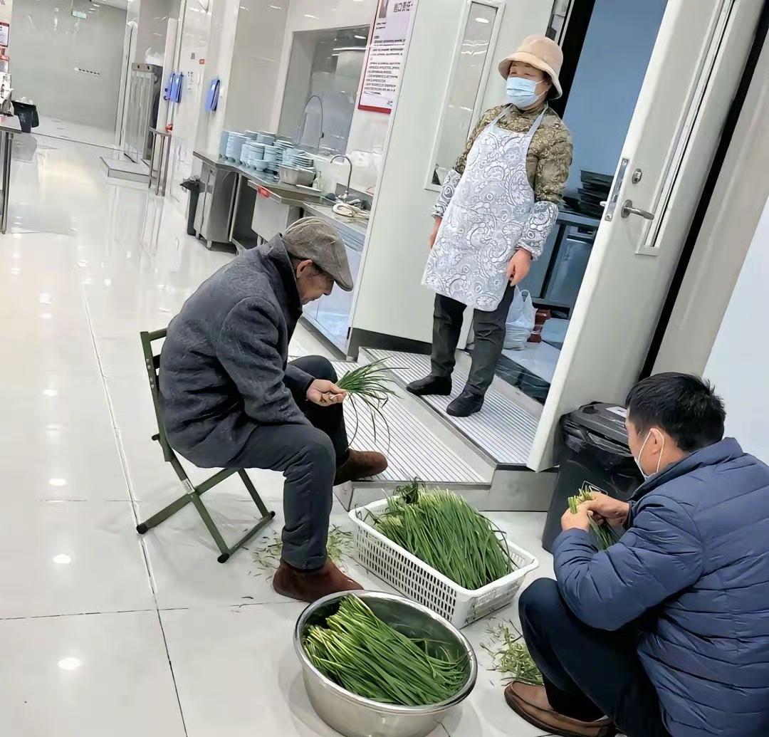 刘强东父母现身宿迁京东食堂帮厨！
每隔一段时间，这个新闻就要登上头条。这次连老爷