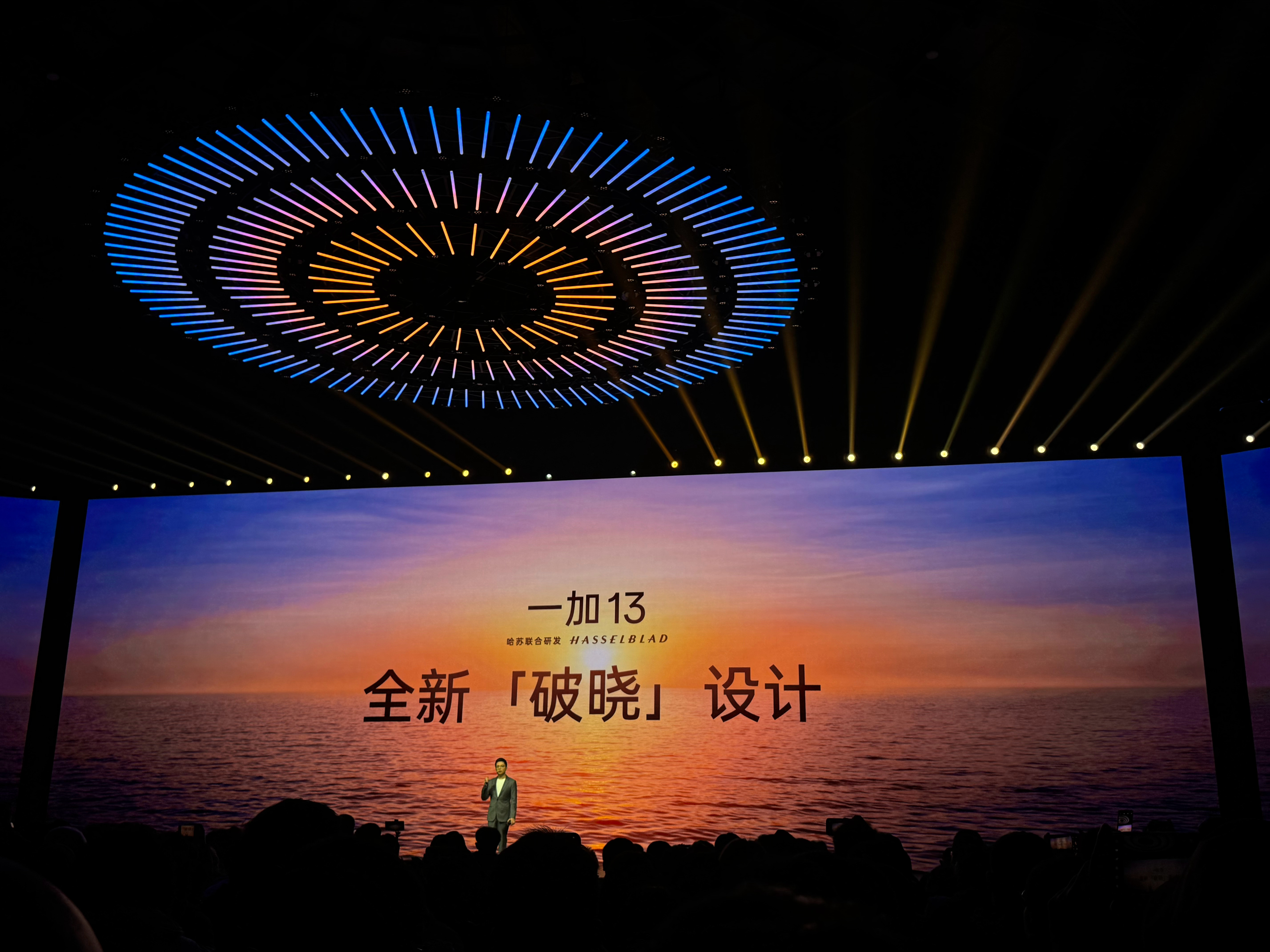 一加13设计来了，看着质感不错，高端简约，样样超Pro，设计挺好看的。白色依旧是