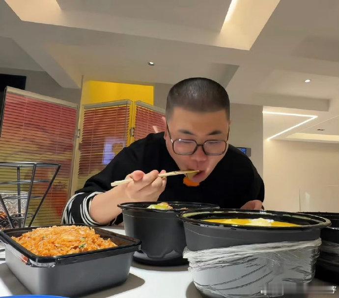 吕严是易瘦体质来的别人干饭控糖控量，吕严干饭主打一个随心所欲！餐前一堆零食打底，