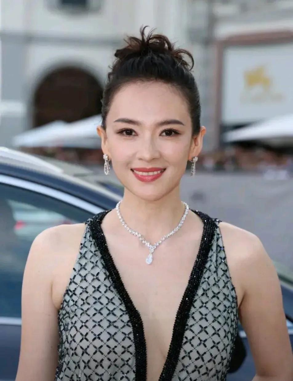 章子怡是真刚强。情感经历起起伏伏。人家没受任何影响，还这么美丽。
不仅美丽，还更