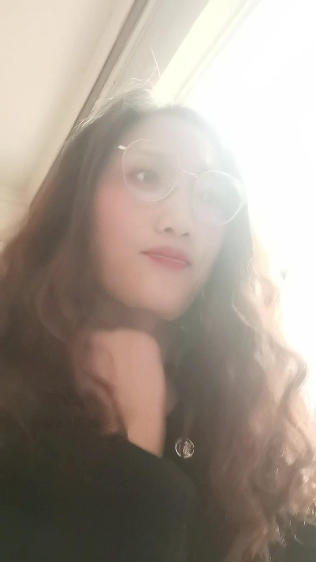 🌿董宇辉真是个“捡破烂”小能手，这次跑到福建捡茶籽，那认真的样子简直太可爱了。