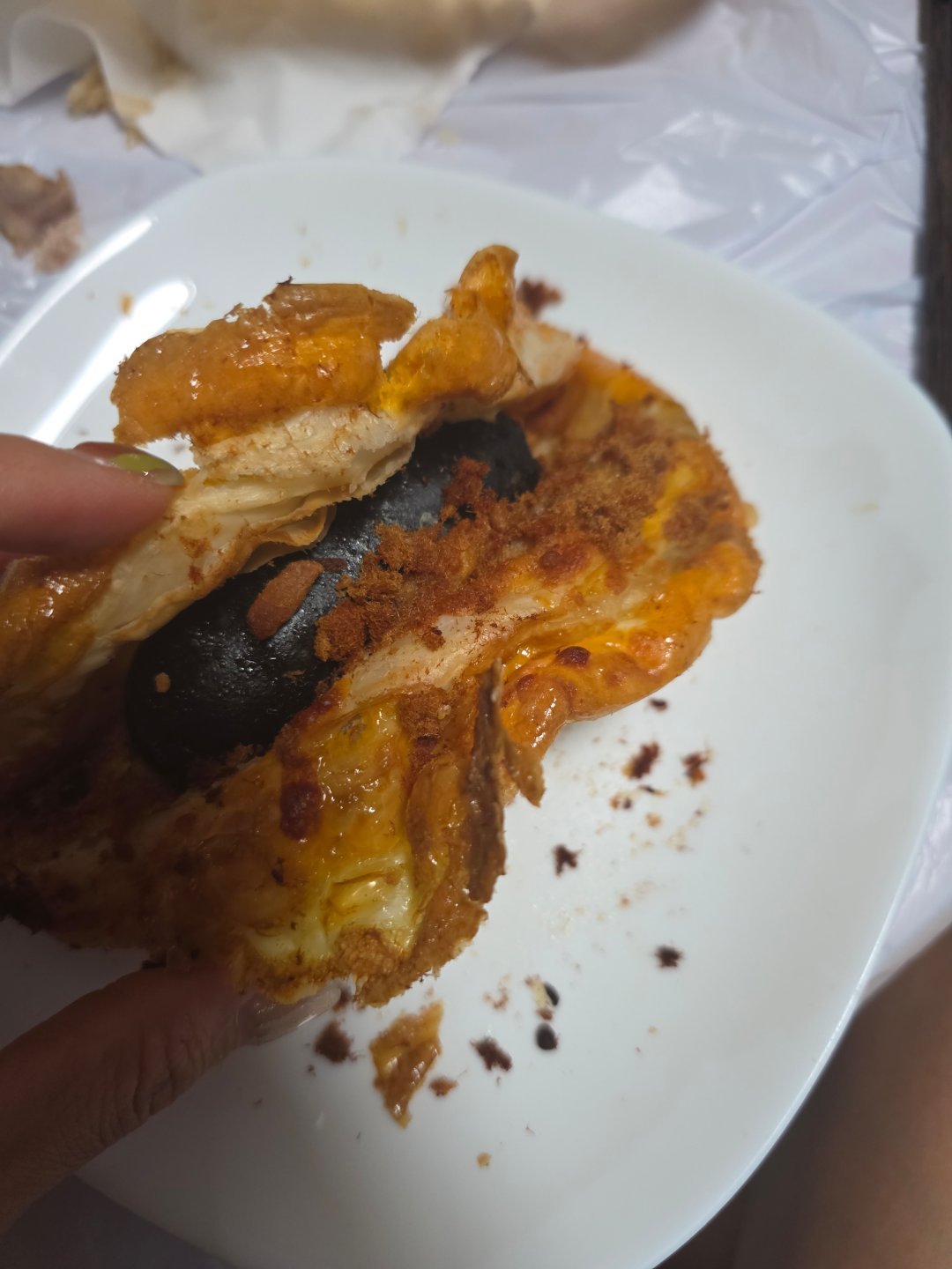 收获少爷爱心晚餐🥰空气炸锅手抓饼内馅塞得鼓鼓囊囊，台式墨鱼肠、融化芝士、鸡蛋配