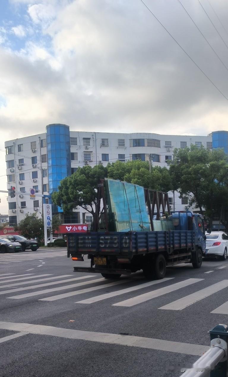 见老人晕倒你会主动上前帮助吗我现在不敢去了，万一被他讹钱了。得不偿失。所以现在很