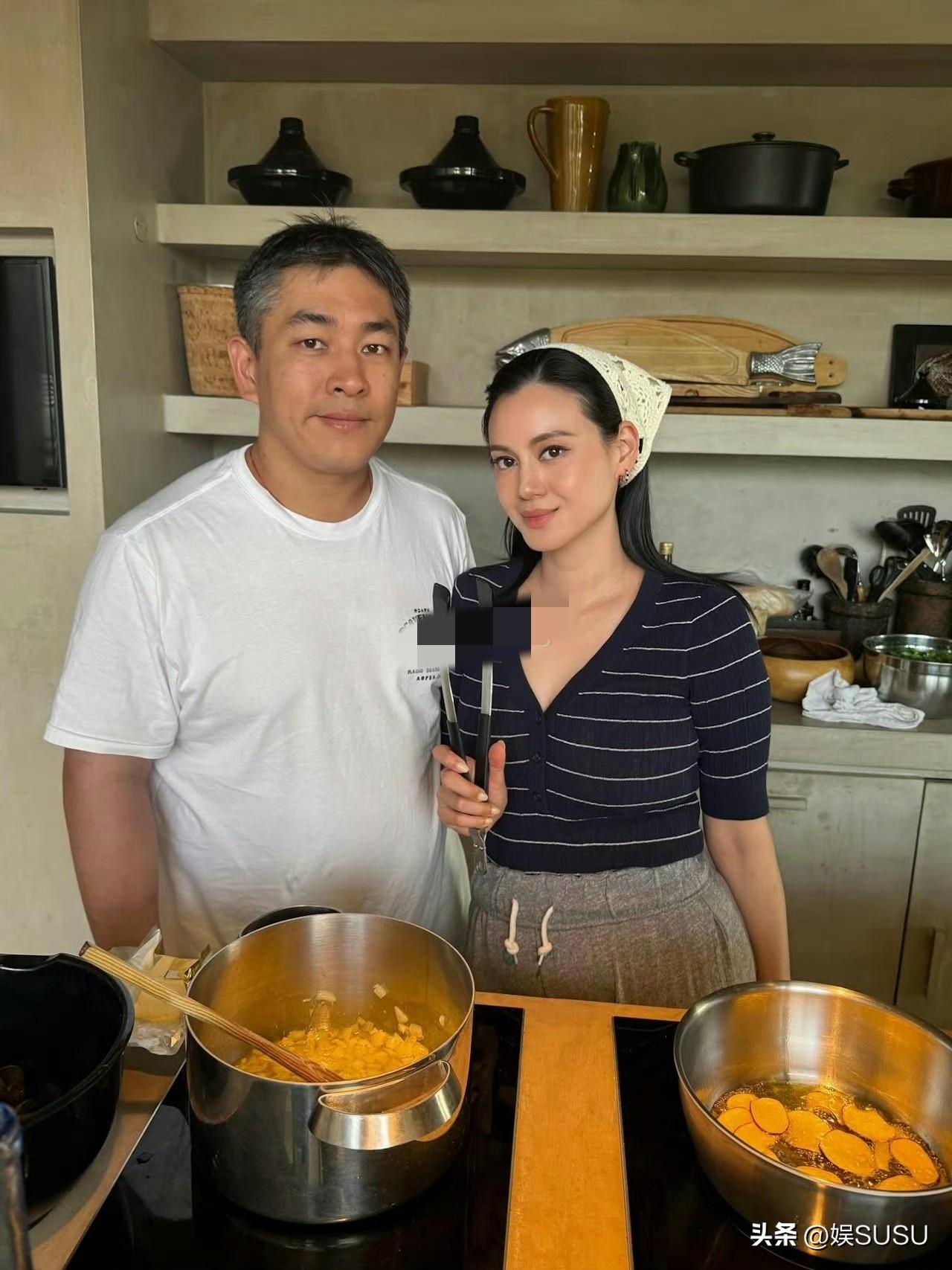现在回头看，才发现，林恬儿与何正德合影时，感觉不到彼此之间有感情，永远都是一个表