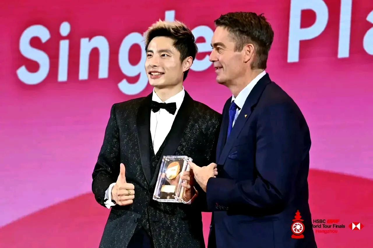 今天先为不舍雅思组合的谢幕战流泪，又为石宇奇获得男单冠军落泪，为石头高兴欣慰，总