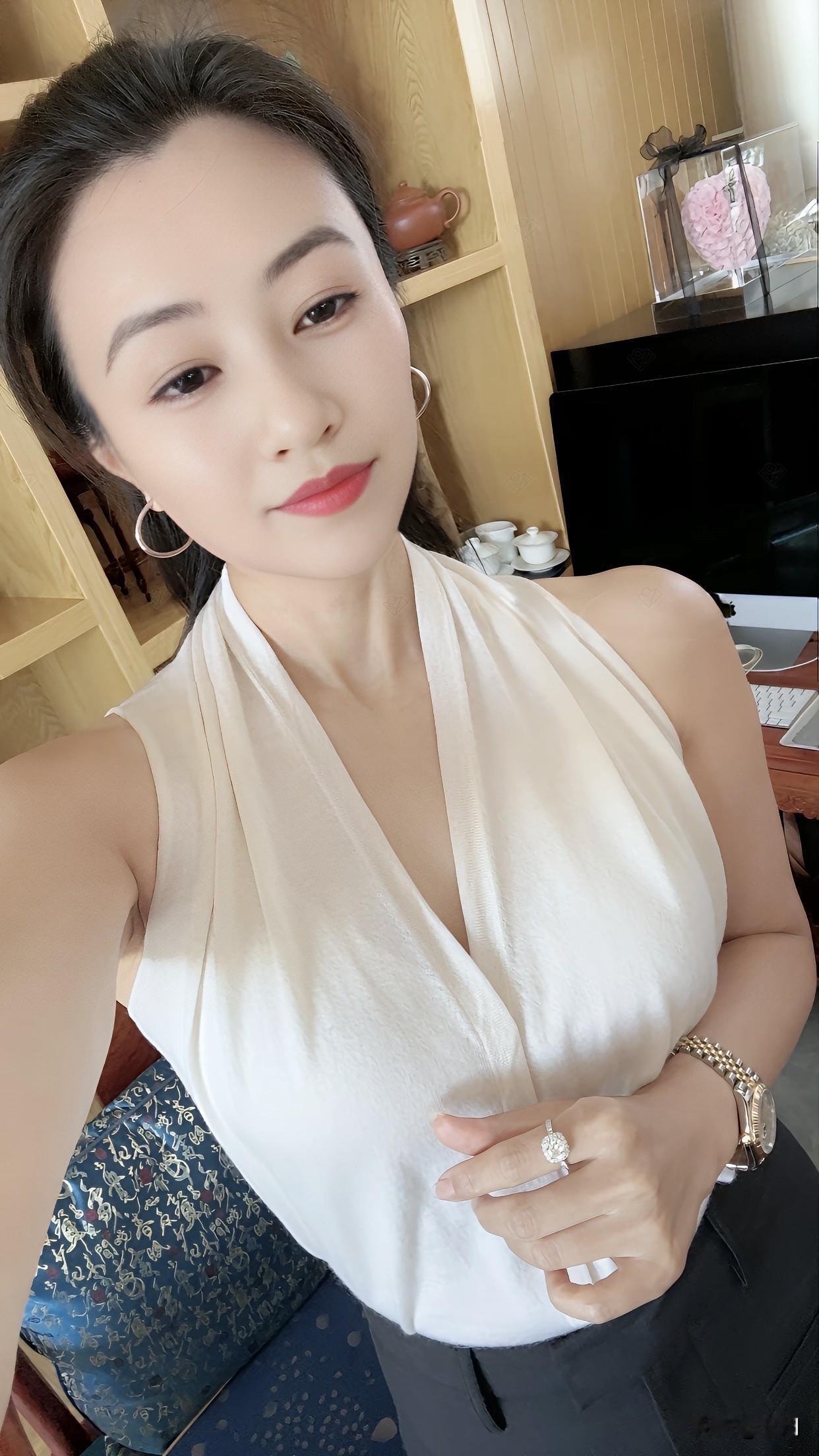 什么叫有韵味的女人有韵味的女人气质独特，内涵丰富，举止优雅，情感细腻，自信独立，