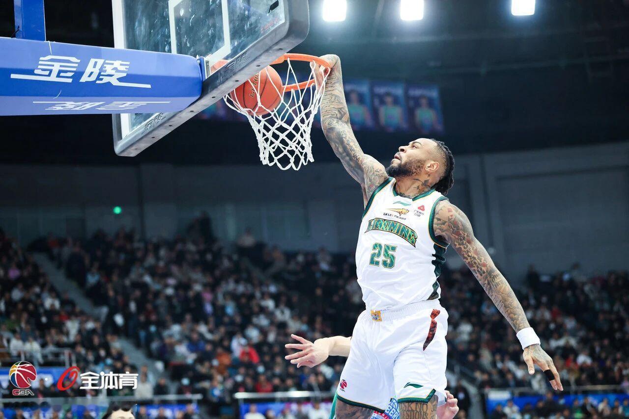 莫兰德新赛季归来后的首场比赛他用一记单手暴扣为辽宁队首开纪录 