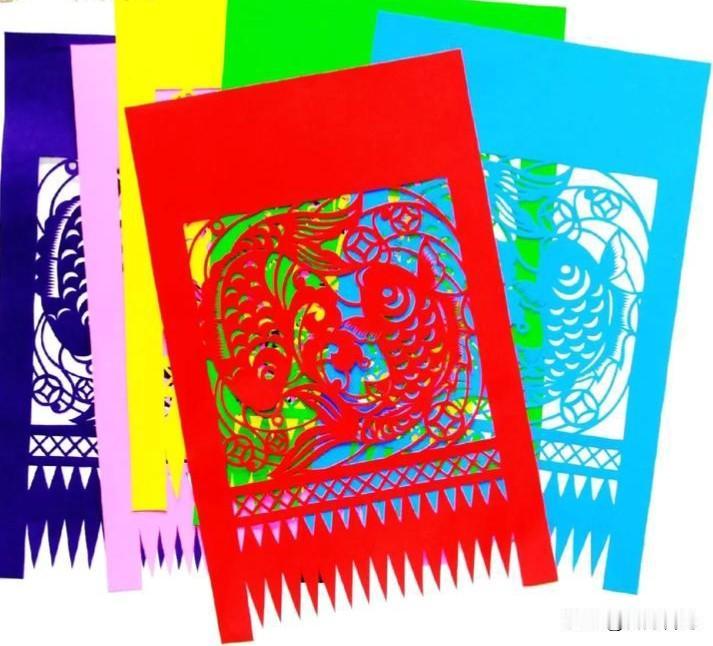 朋友们，小时候和家人一起贴门笺的故事您还记得吗？
门笺也叫五彩门笺，七彩门笺。门