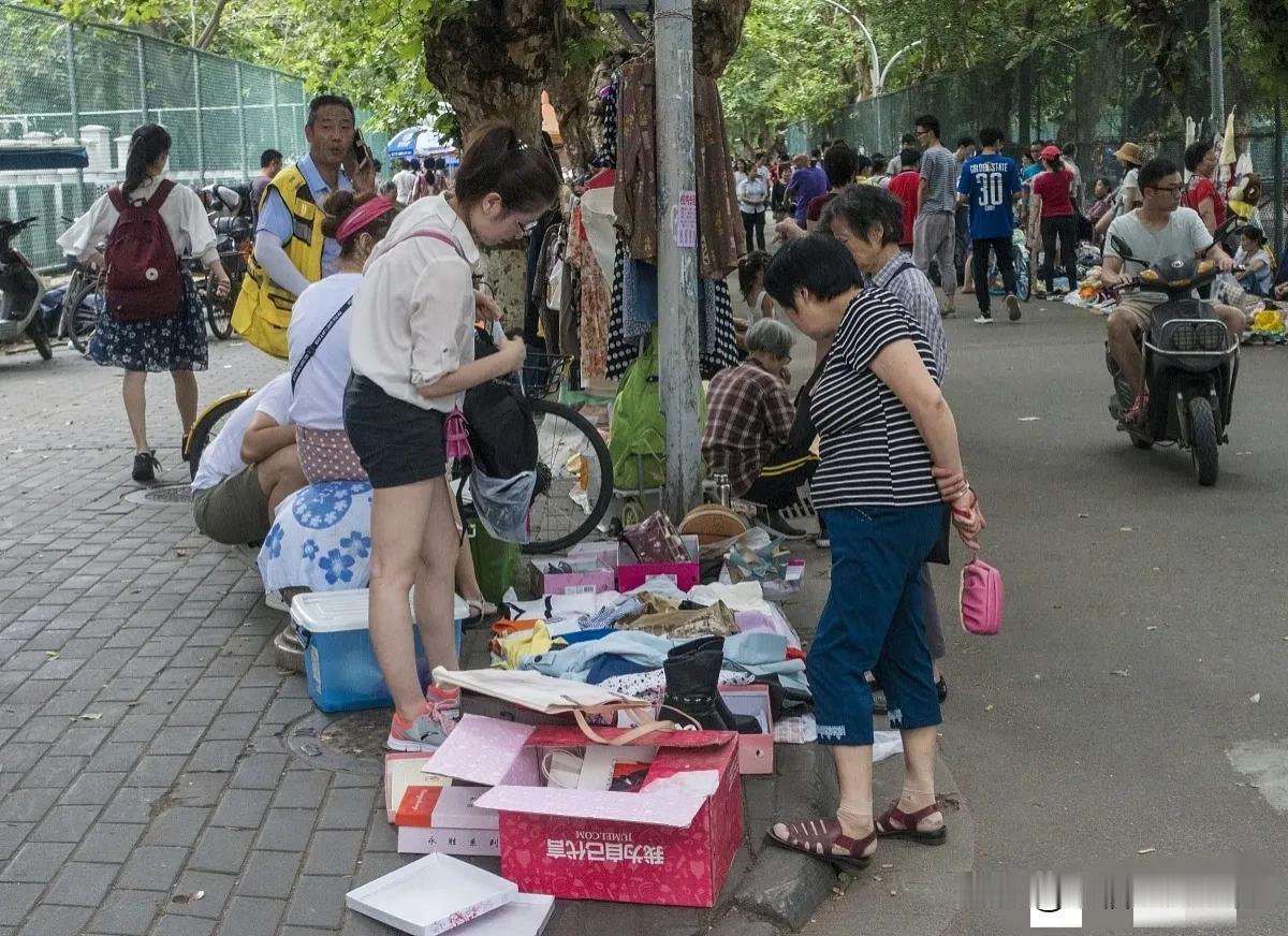 在大学城摆摊卖什么好？大家有什么好的建议，评论区留言