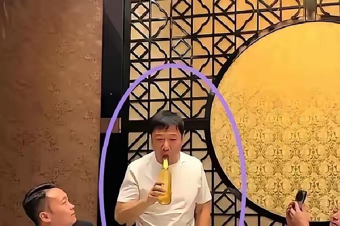 贾冰是我非常喜欢的一个明星，这两天都在传他吃饭时说错话了。可也没人说他到底说了什