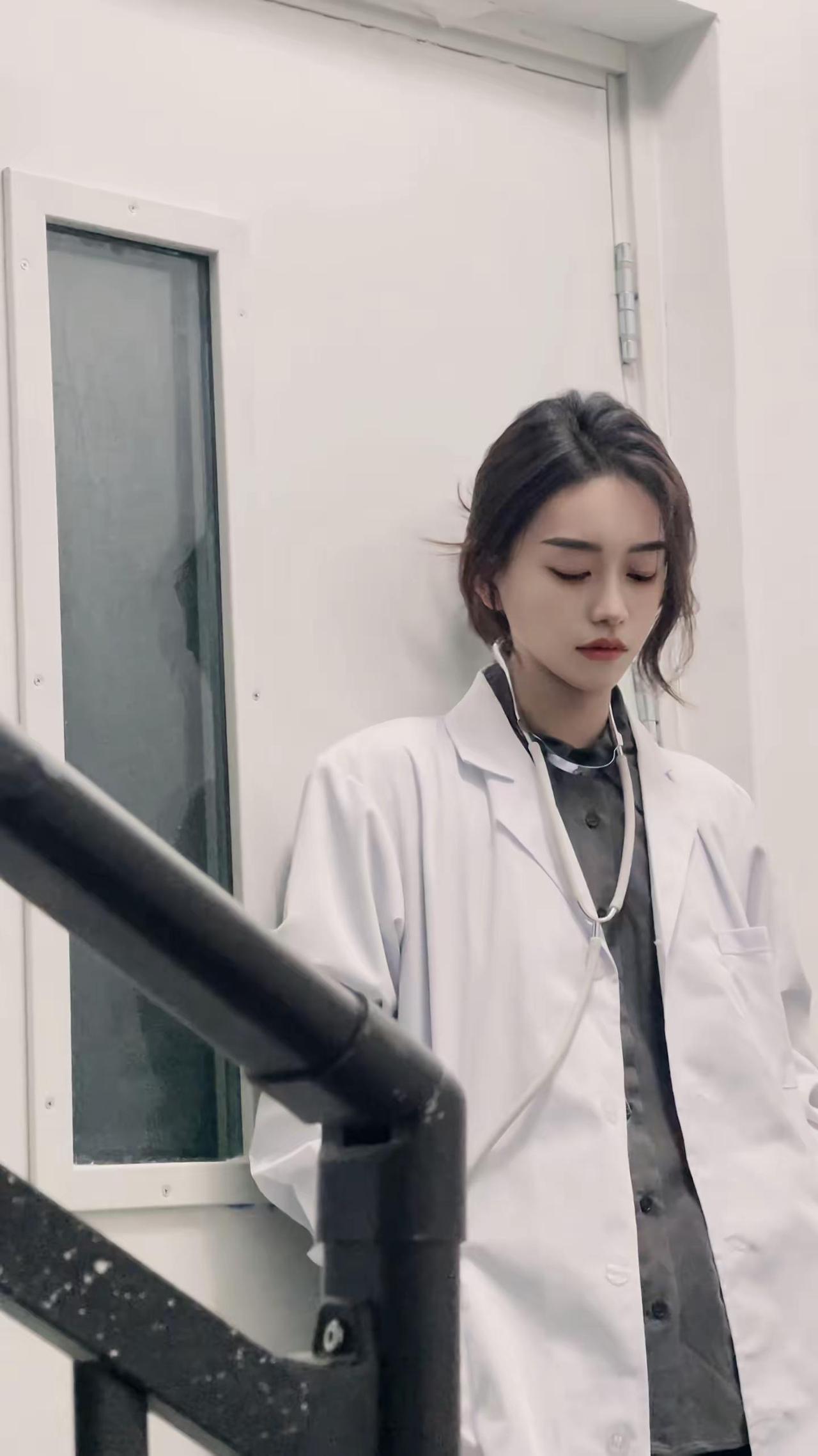 “不进去看看她吗”“不了 她家人在里面” le be