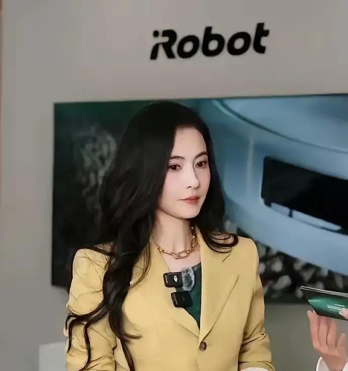 张柏芝这事，真有点“反常”。

45岁，三个孩子的妈。
最近上海那场活动，原相机