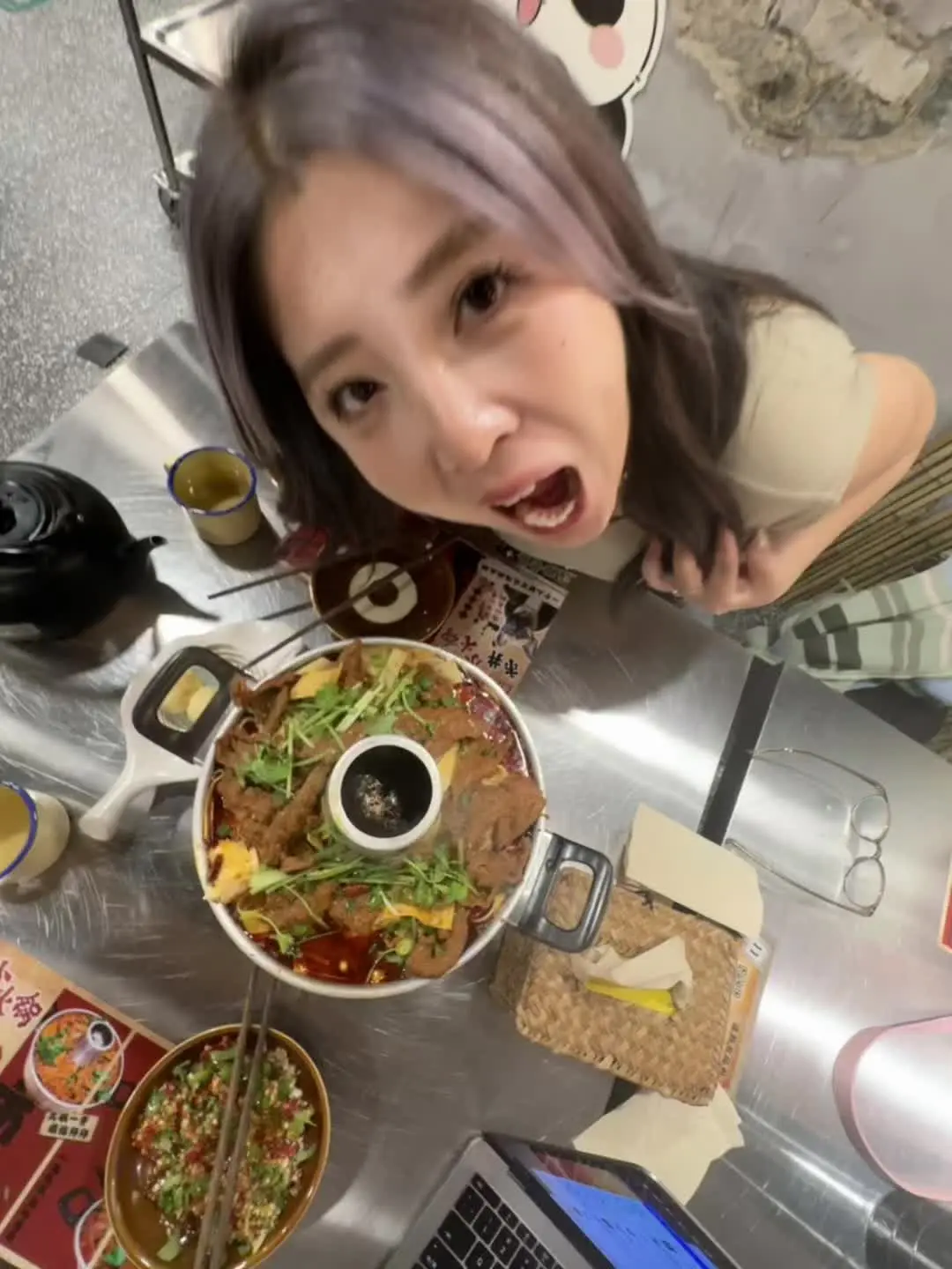两个馋馋的小姐姐呀