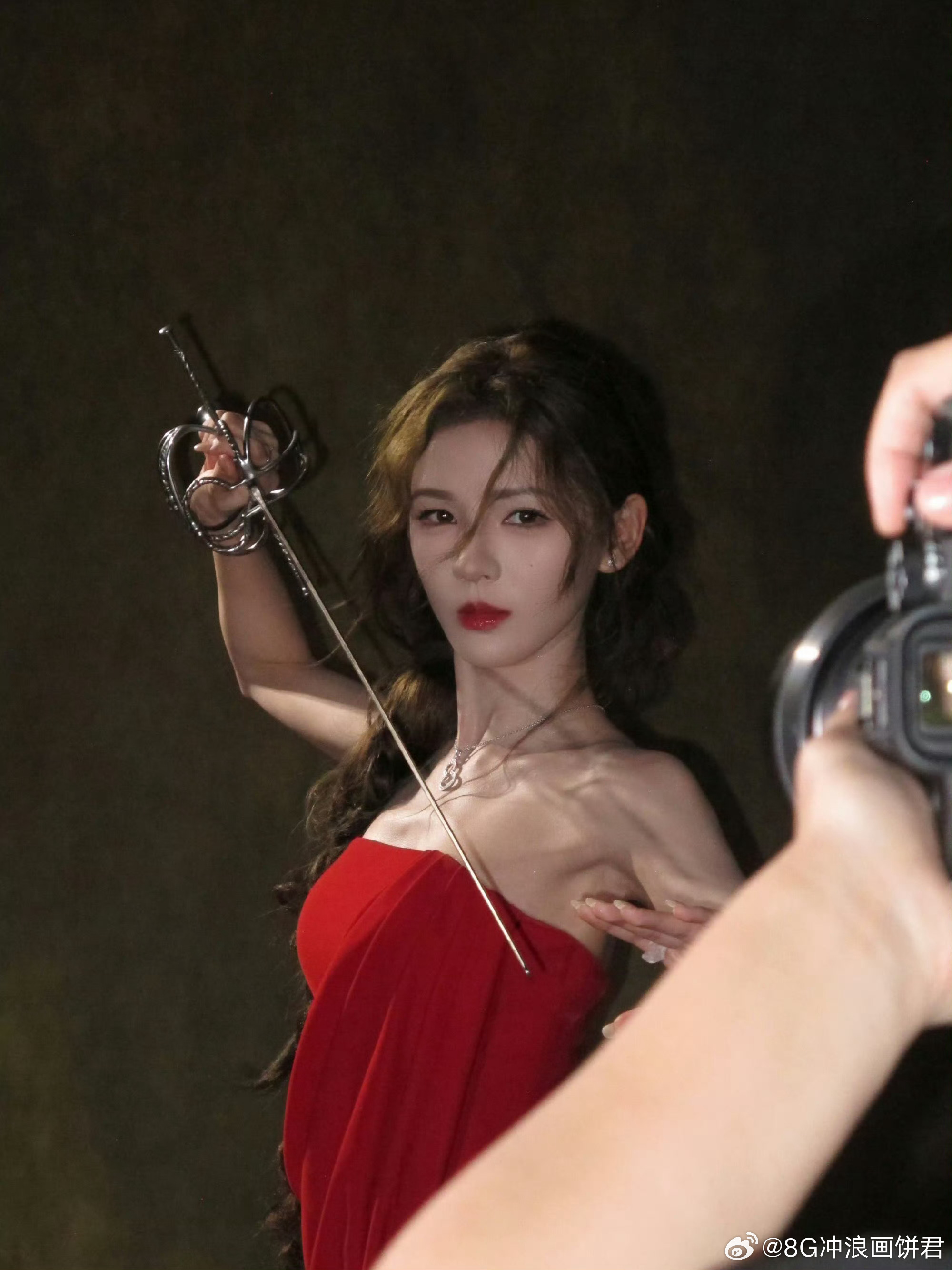 张予曦红丝绒乐佩公主 张予曦红丝绒乐佩公主造型太绝了！美惨了的既视感，长发配玫瑰