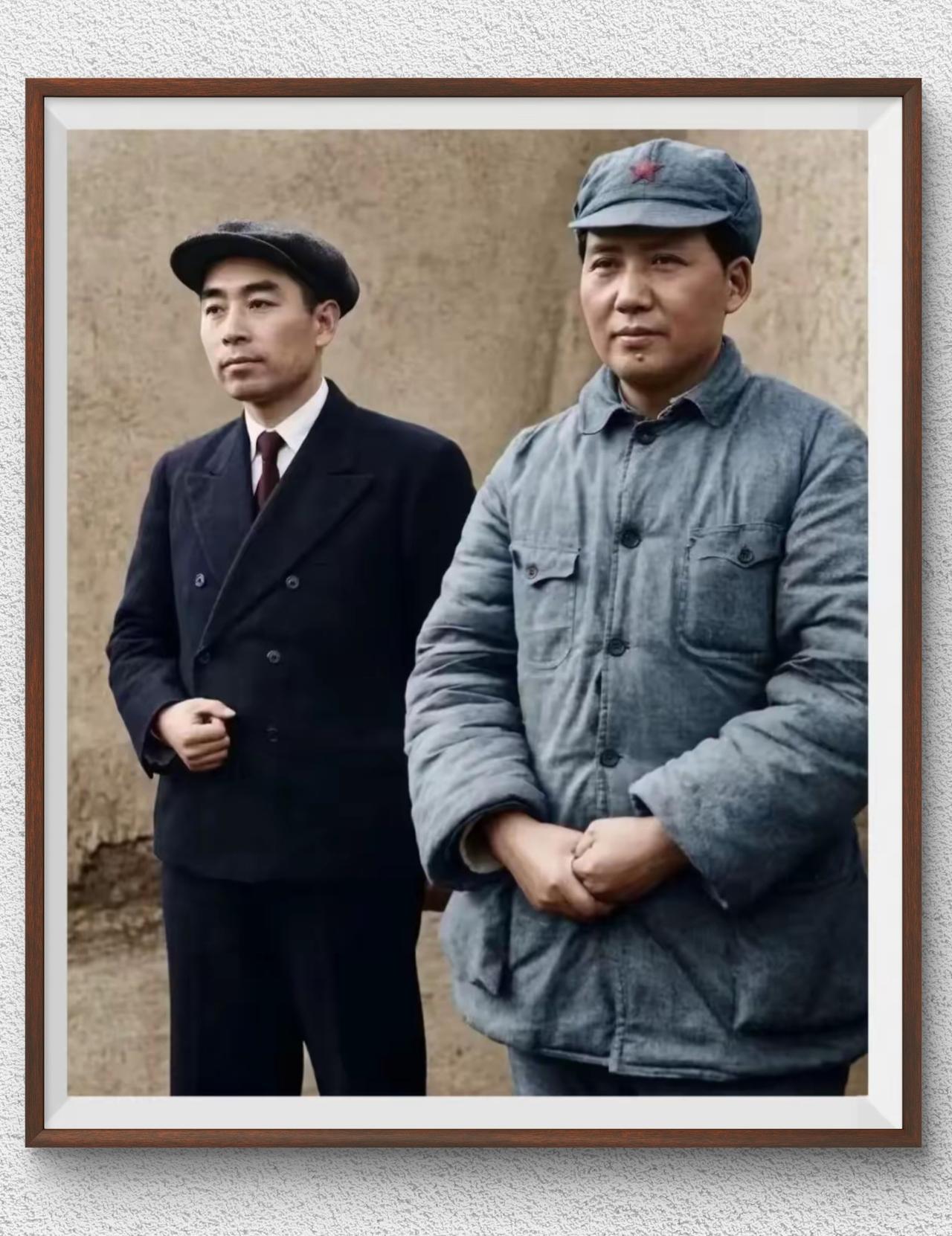 ：
1937年8月，周恩来完成和国民党的五次谈判后返回延安，这张就是该时期在延安