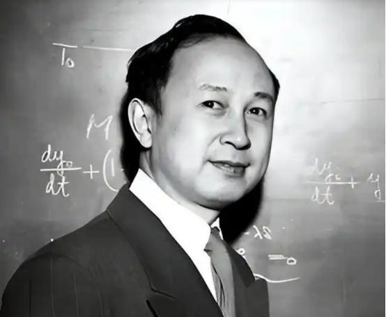 1964年，钱学森回家吃饭，夹起一块红烧肉，突然惊呼：“别吃，拿去化验！”，谁知