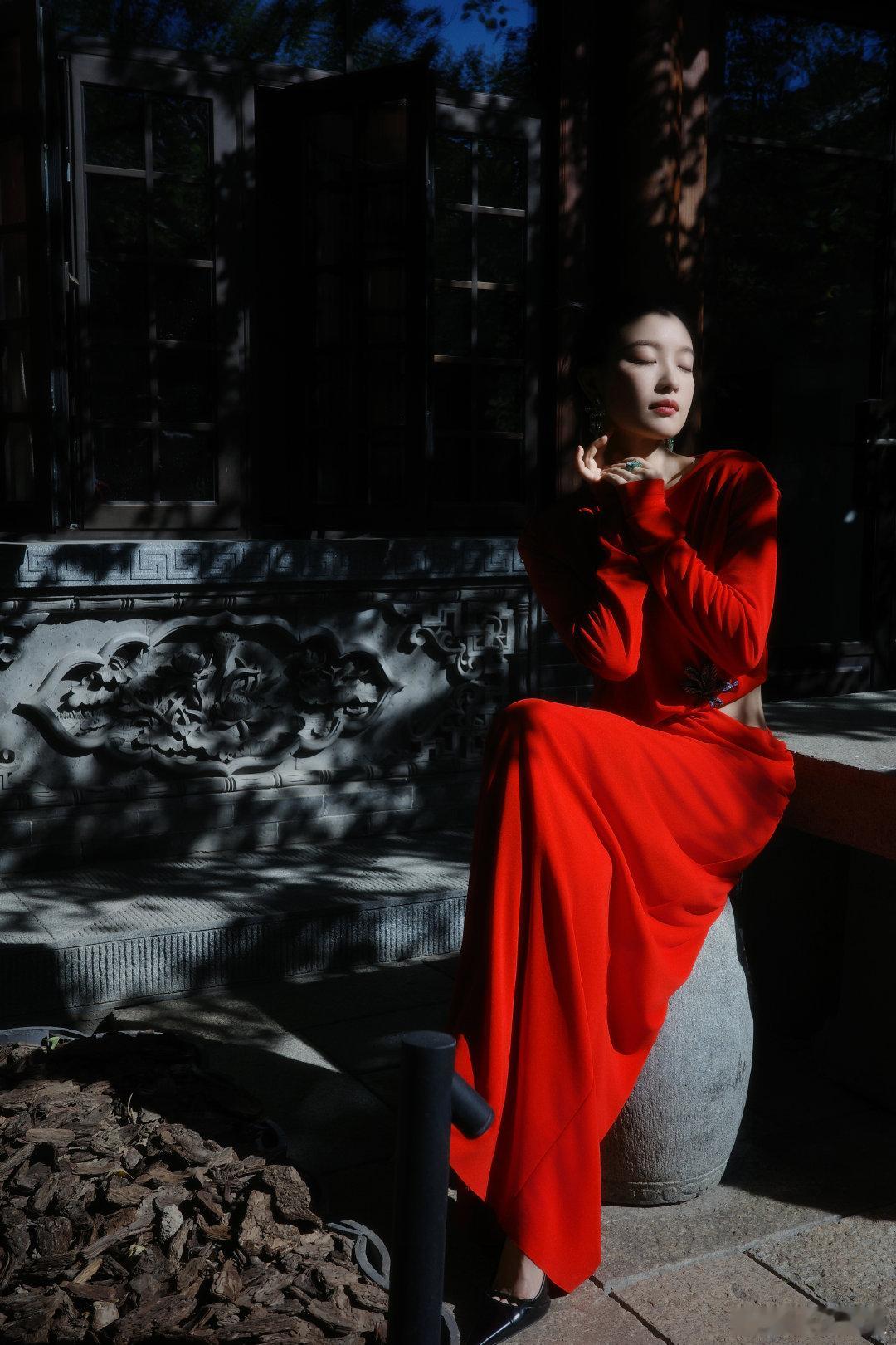 倪妮上城家宴造型获赞 红裙赴雅宴，这身衣服太配倪妮了！浓烈红调明媚动人，亭台水榭