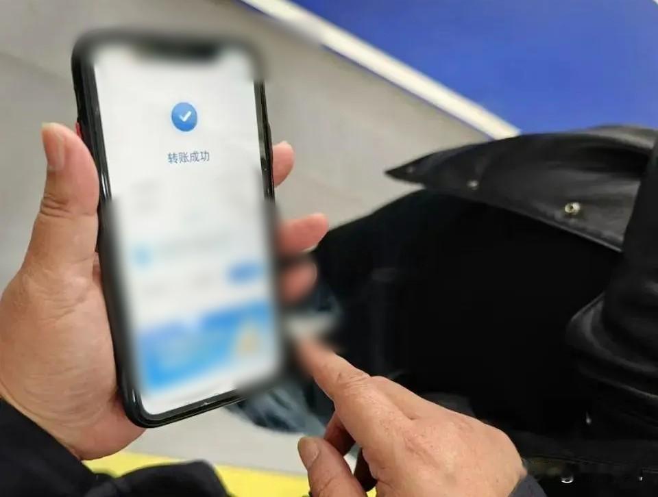 福建厦门，男子每个月都会给儿子转账6000元用于还房贷，儿子曾找人买了一辆20万