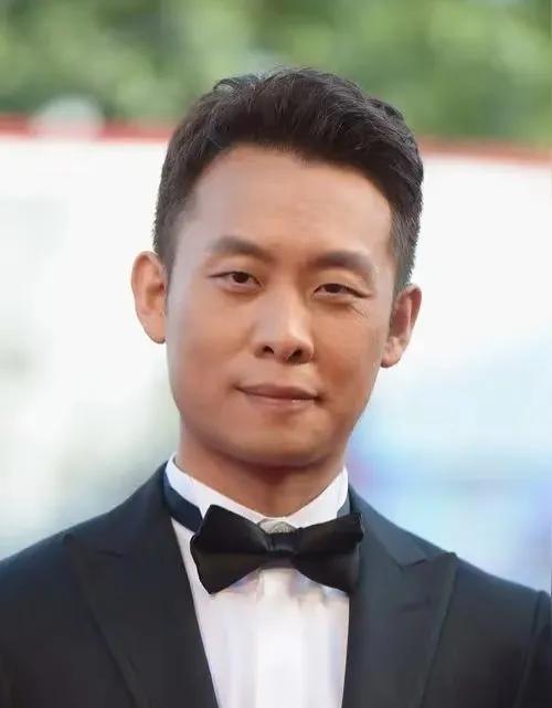 我研究了半天，张译的台词，才发现是真厉害，演啥火啥。

《士兵突击》里的史今，劝