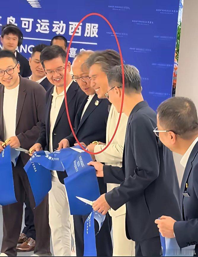 发现了没有？李乃文身上有一种“玄学”：就是综艺能在一夜之间把他捧上神坛，也能在转