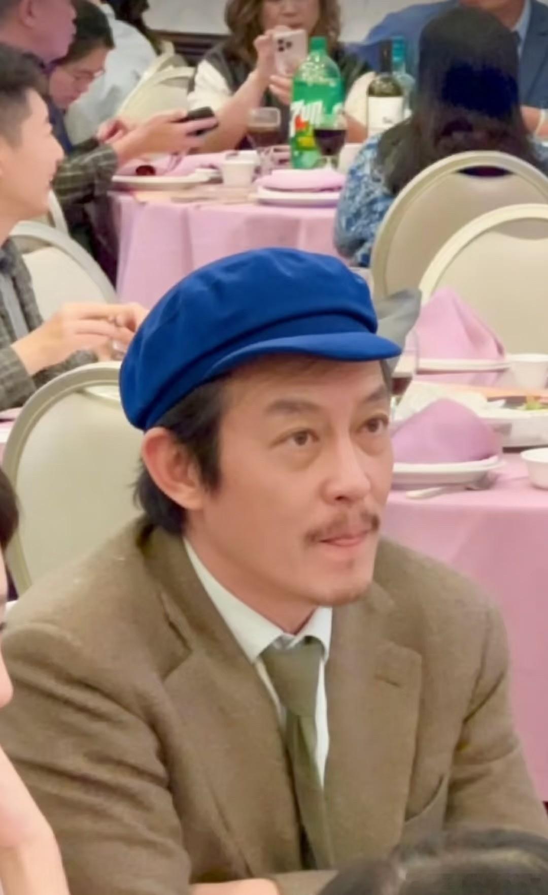 笑不活了离开网友还有谁逗我笑陈冠希一家在美国洛杉矶参加婚礼，留着胡子的陈冠希八成