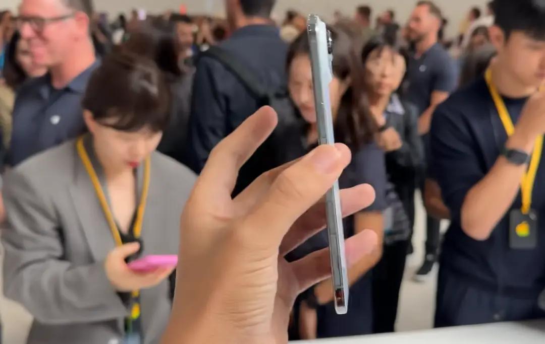 绷不住了，猛降价！
1月25日晚苹果突发降价，青岛网友前一日在授权店原价买iPh