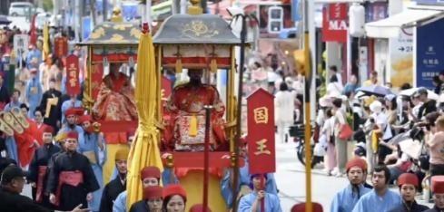 11月10日，琉球国那覇市的遊行，人们举起了琉球国的旗帜，要求恢复主权。琉球本来