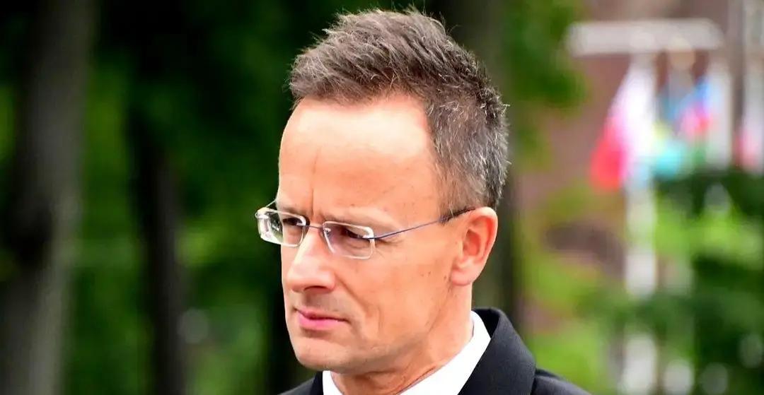 果不其然。
当面顶一句“主权在我”，等于把柏林的脸按在桌上，让欧盟那层薄薄的默契