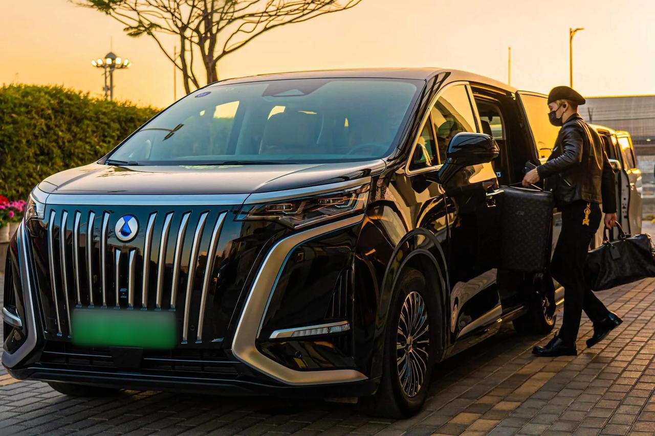 最近，我发现全球知名的艺人王嘉尔也选择了腾势D9这款MPV。

这款车确实给人一