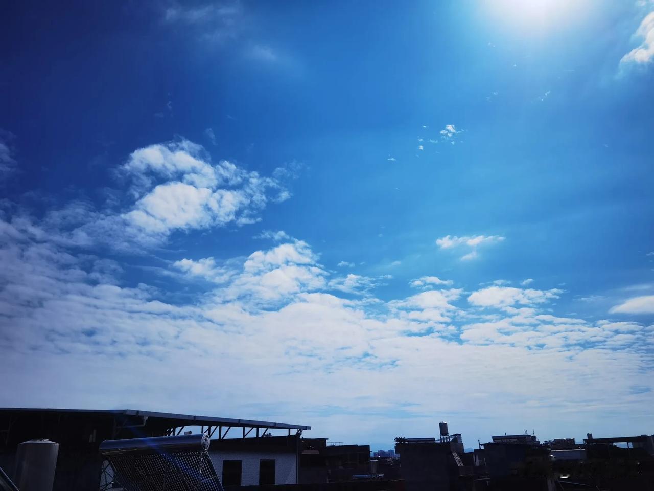 可以分享一张你拍的天空美照吗今天阳光明媚，台风“风神”刚走，气温就回升了，还是出