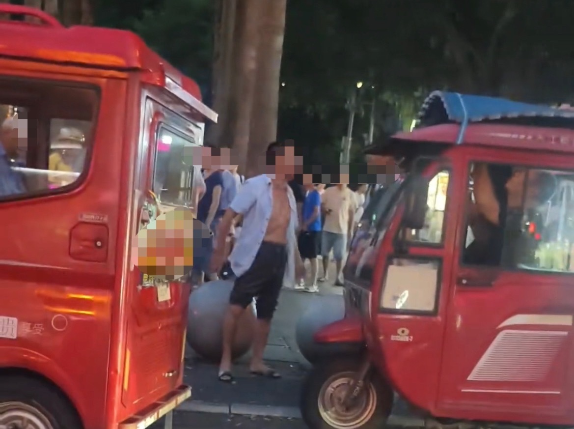 【柳州某山公园两名男子发生口角】8月1日，网友爆料称：柳州某山公园门口两名男子发