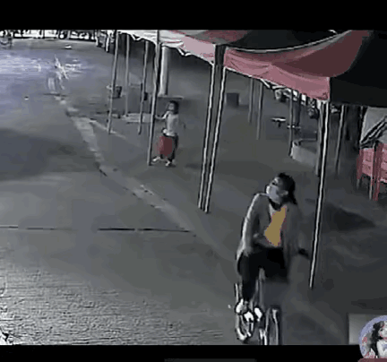 惊呆所有人：男子在路边启动车子准备去上班，突然听到骑自行车的女子朝着对面楼房喊有