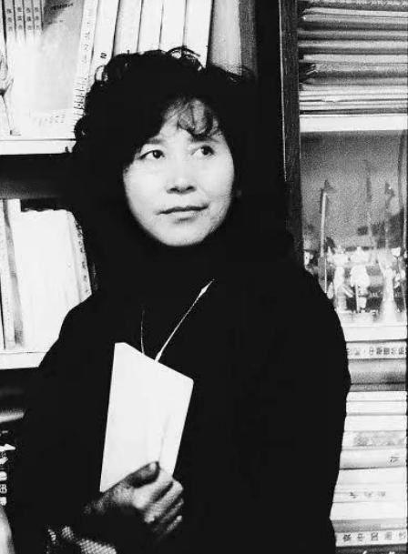 霍达，1945年11月26日生，回族，北京人，当代著名女作家、国家一级编剧。19
