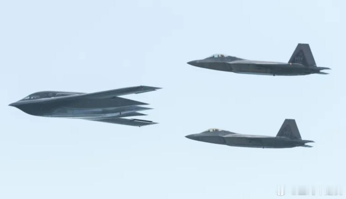美B-2加F-22双隐身组合，专打对手反介入体系，西太平洋攻防规则生变2026年