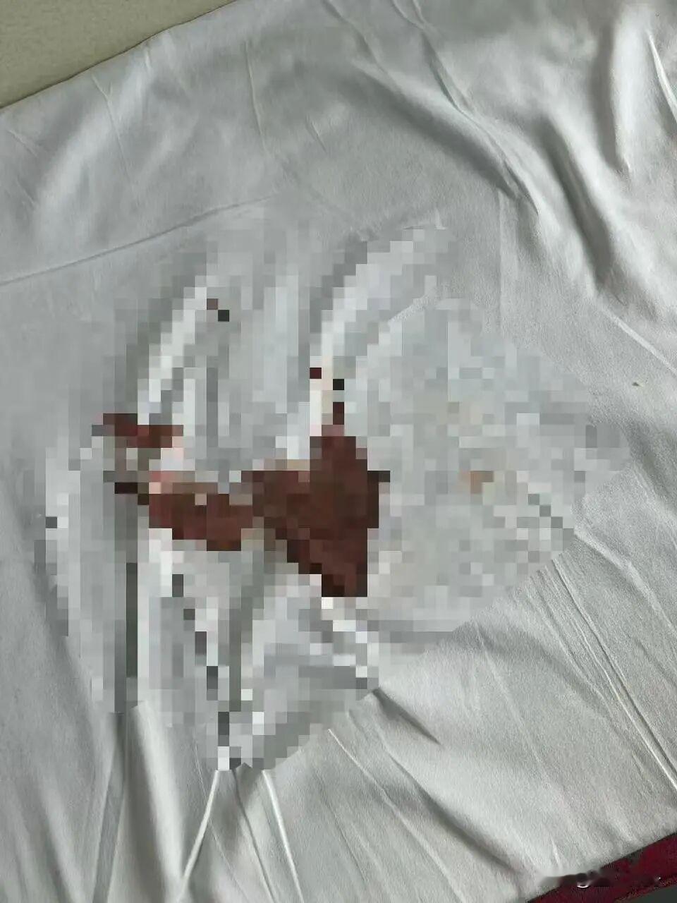 月经弄脏火车卧铺被要求赔180元，给女性多一点关怀不该这么难。这方面确实应该给女