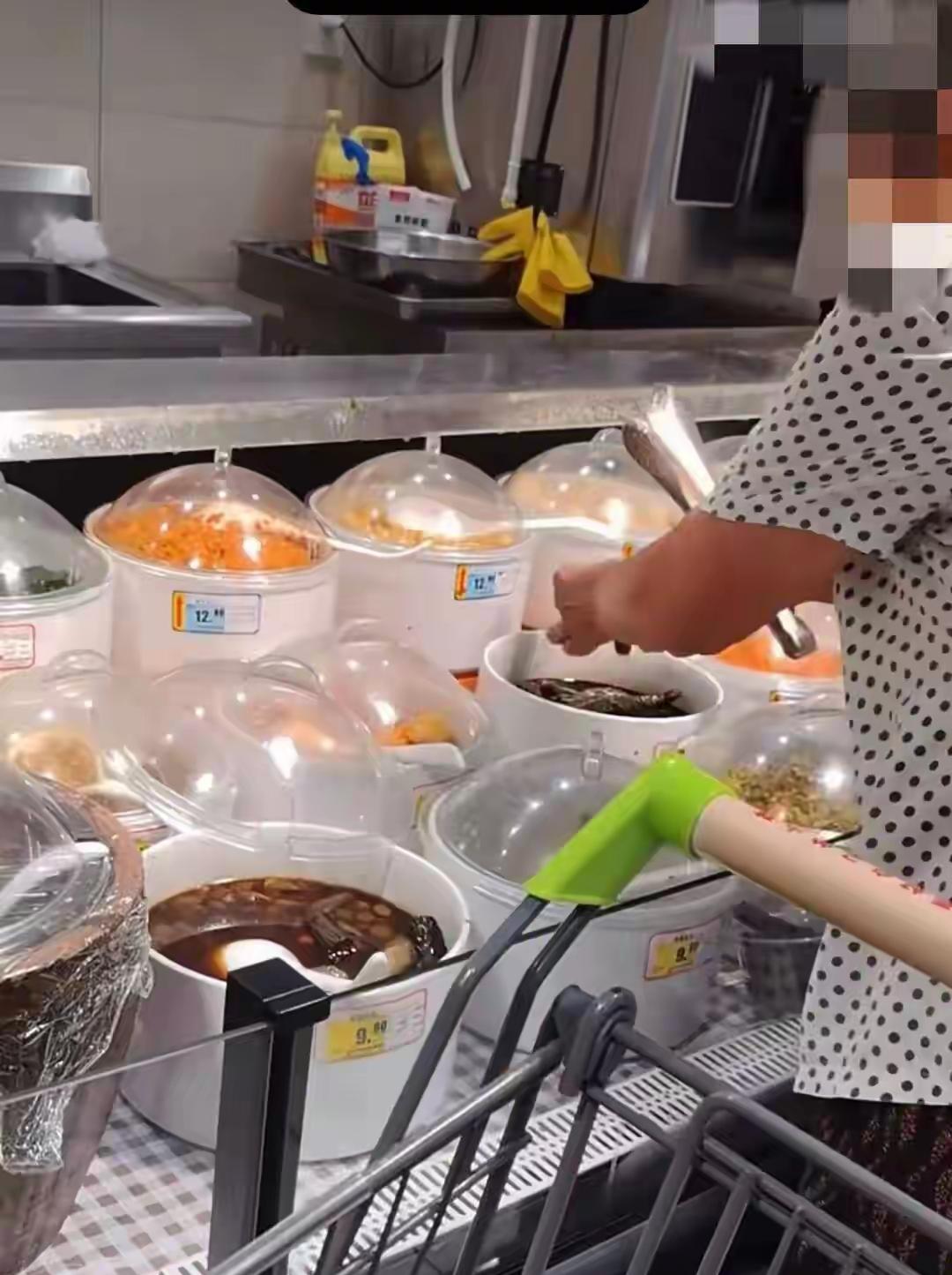 “不是所有的老人都值得尊重！”苏州，一家超市酱菜摊位前，老人捞起酱菜缸内的一个酱