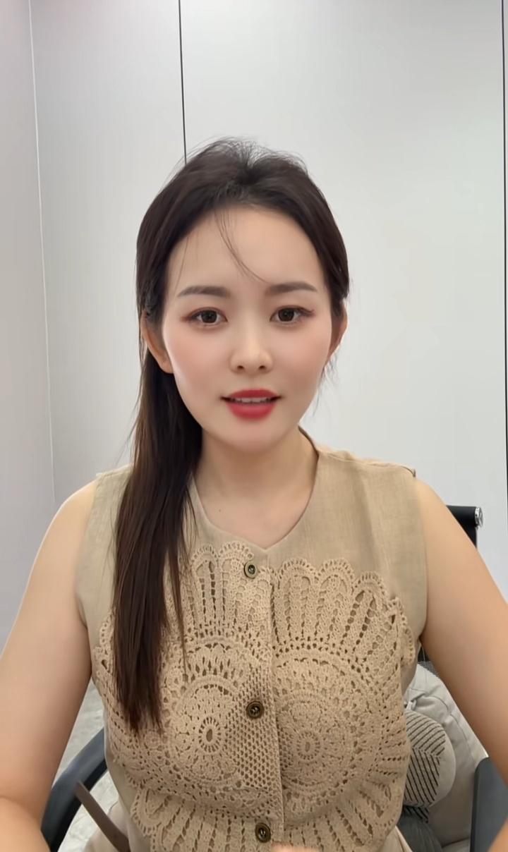 这姑娘穿着花衬衫，真好看！你和最好的朋友认识多久了? 靓丽花衬衣穿搭 温柔白条纹