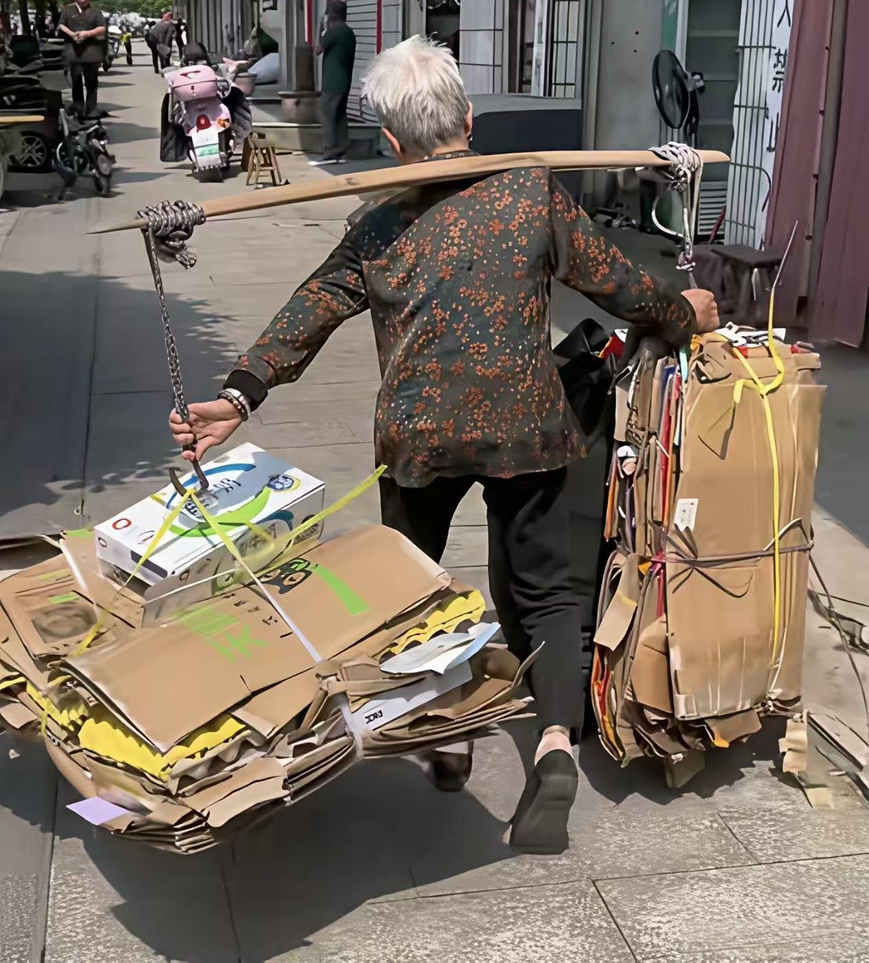 我婆婆靠捡废品一年赚了8万
我婆婆退休金三千，我婆婆今年65还是打拼年纪，去年捡